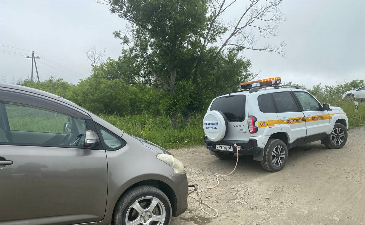 "Дорожный патруль" пришёл на помощь сахалинкам, "застрявшим" на пляже из-за сломанной машины
