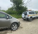 "Дорожный патруль" пришёл на помощь сахалинкам, "застрявшим" на пляже из-за сломанной машины
