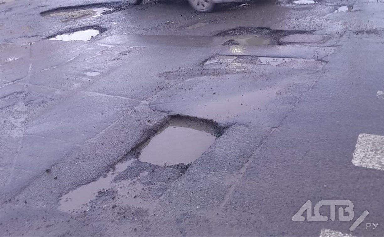 "Жмёмся к тротуарам": в полосу препятствий для автомобилистов превратился перекрёсток в Южно-Сахалинске