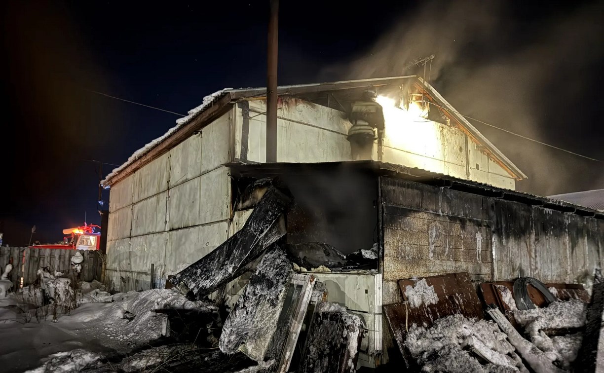 Автомастерская выгорела в Долинском районе
