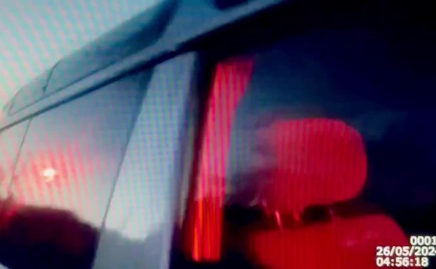 Сахалинец заперся от сотрудников ГАИ в автомобиле - полицейским пришлось разбивать стекло