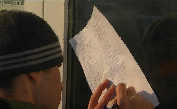 Чтобы сдать экзамен, мигранты на Сахалине ночами дежурят у СахГУ