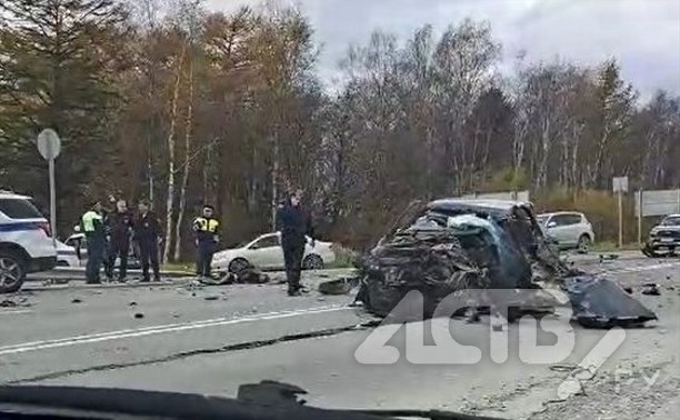 Появилось новое видео жуткого ДТП у "Генерала": машину, которую преследовали полицейские,  угнали из Корсакова