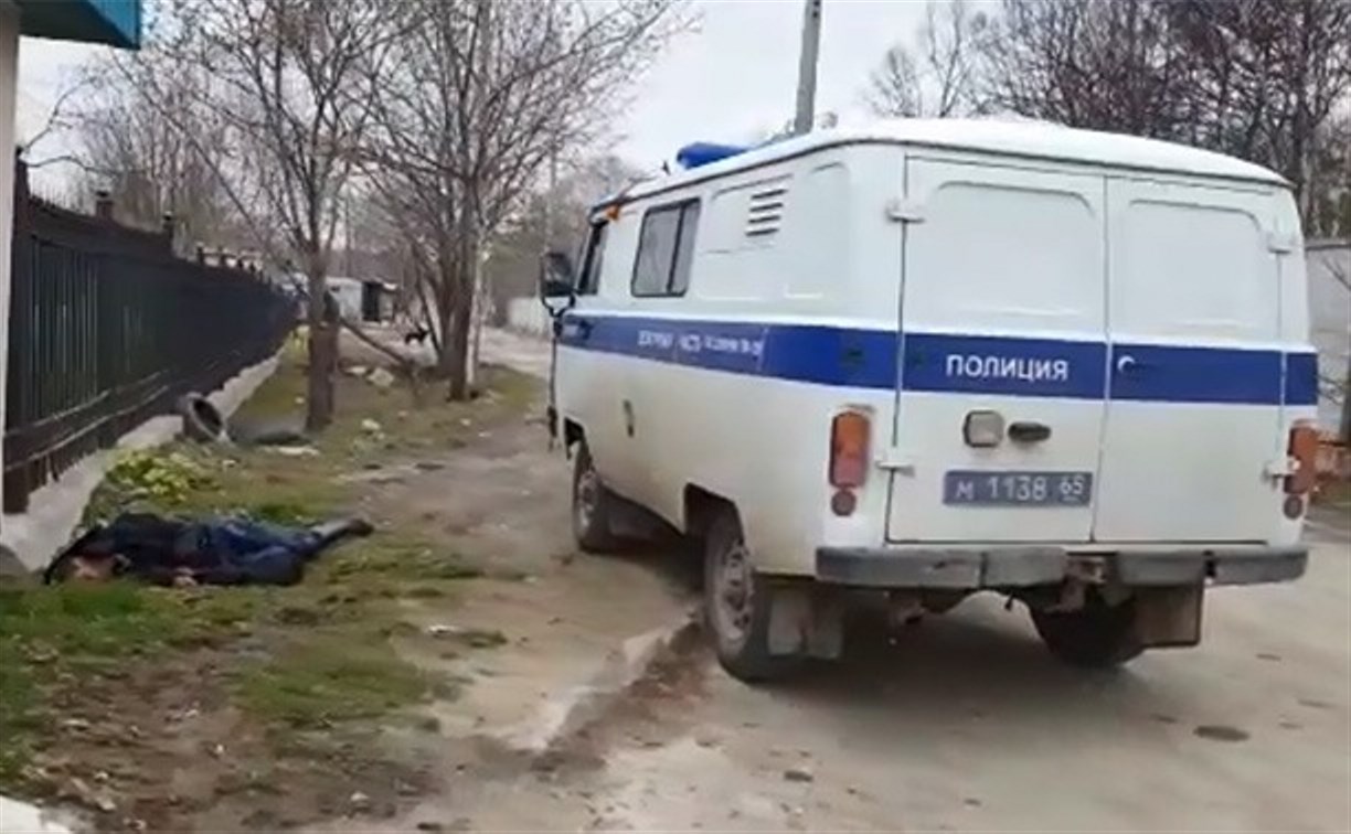 Мертвого мужчину обнаружили за областной больницей в Южно-Сахалинске
