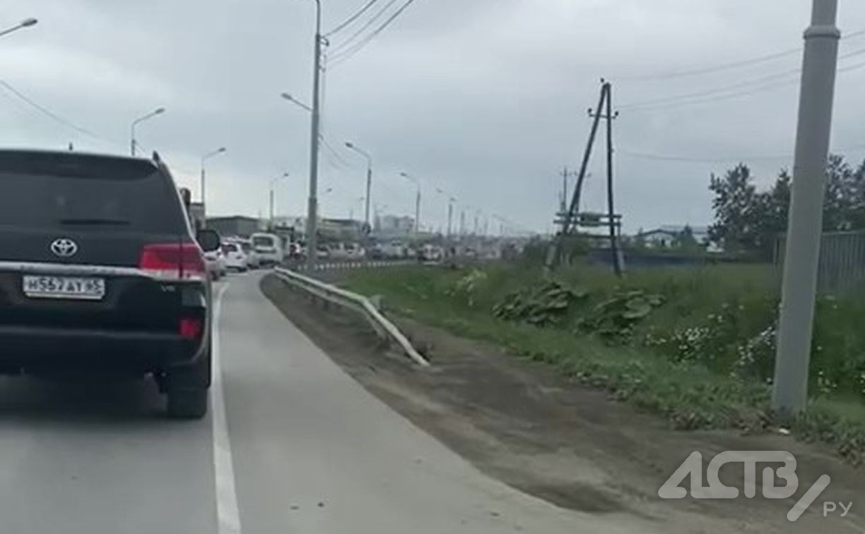 "Это издевательство": автомобилисты попали в трёхкилометровую пробку в Южно-Сахалинске