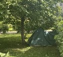 Неизвестно, чем там занимаются: палатка в сквере испугала жителей Южно-Сахалинска 