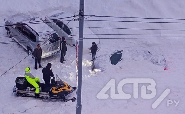 В Долинске огромное количество снега рухнуло с крыши на автомобиль