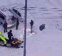В Долинске огромное количество снега рухнуло с крыши на автомобиль