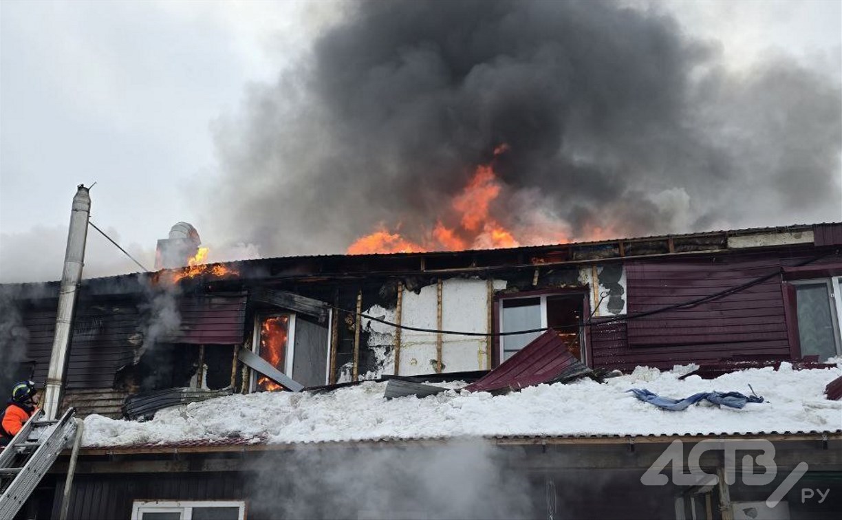 Очевидцы: пострадавшую при пожаре женщину увезли на скорой в Южно-Сахалинске