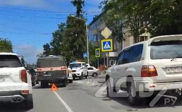 "Буханка" военной полиции врезалась в минивэн в Южно-Сахалинске