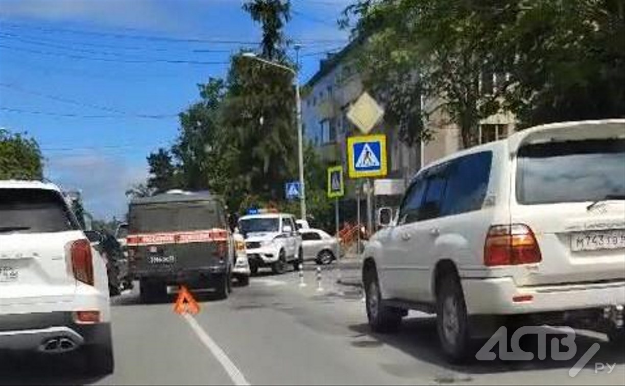 "Буханка" военной полиции врезалась в минивэн в Южно-Сахалинске