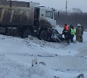 Мужчина погиб при столкновении самосвала и универсала в пригороде Южно-Сахалинска