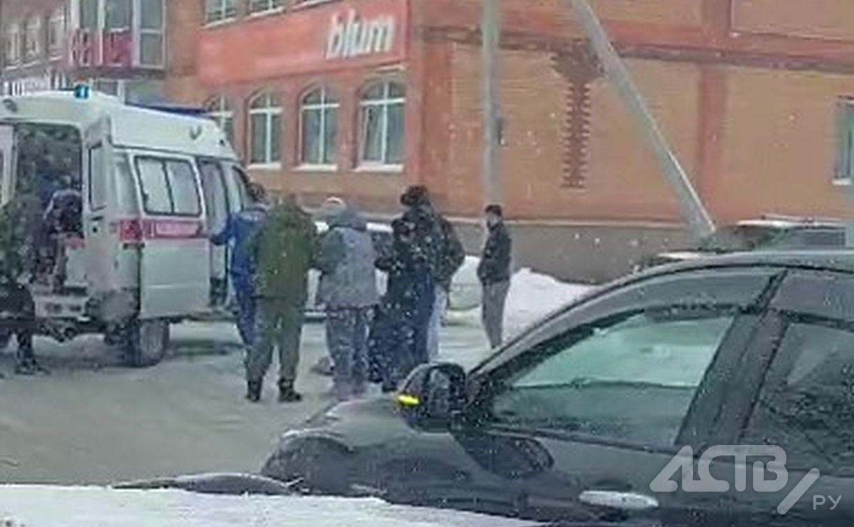 Очевидцев наезда автомобиля на женщину с ребёнком ищут в Южно-Сахалинске