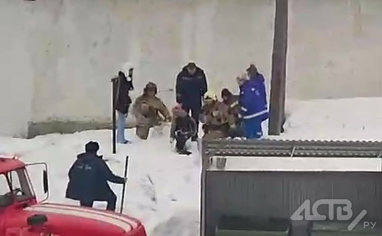 Прокуратура в Холмске проверяет инцидент с ребёнком, провалившимся в сливную яму Прокуратура в Холмске проверяет инцидент с ребёнком, провалившимся в сливную яму