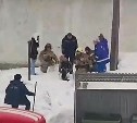 Прокуратура в Холмске проверяет инцидент с ребёнком, провалившимся в сливную яму