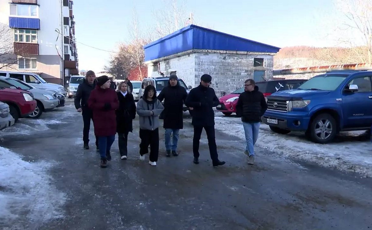 В Корсакове после проверки потребовали срочно привести дворы в порядок