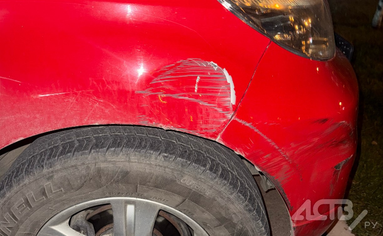 Неизвестный врезался в Toyota Rush и скрылся с места происшествия в Южно-Сахалинске