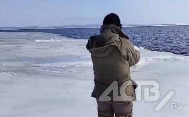 "А мы плывём на льдинке": появилось видео от сахалинских рыбаков, которых уносит в море 