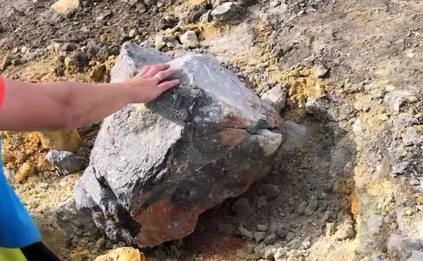 Вулканические бомбы, выброшенные из кратера Эбеко, показали на видео