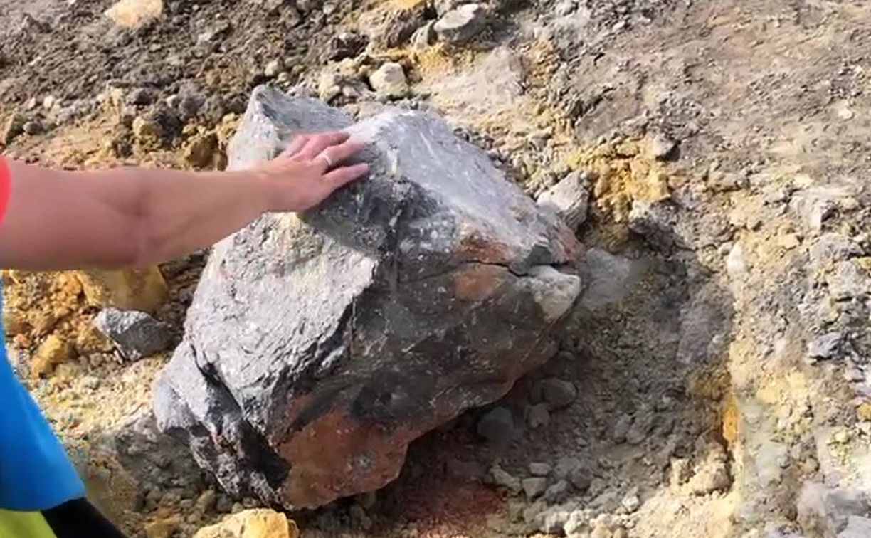 Вулканические бомбы, выброшенные из кратера Эбеко, показали на видео