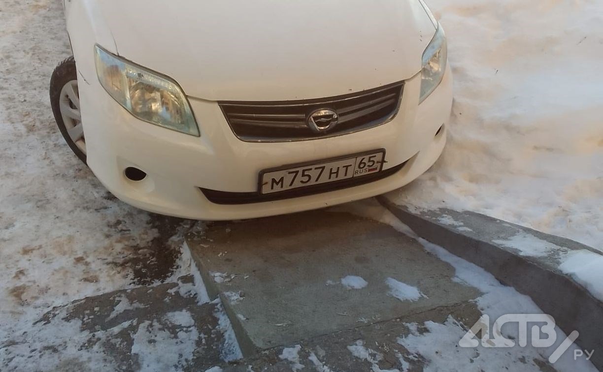 Автохам продемонстрировал чудеса парковки во дворе в Южно-Сахалинске