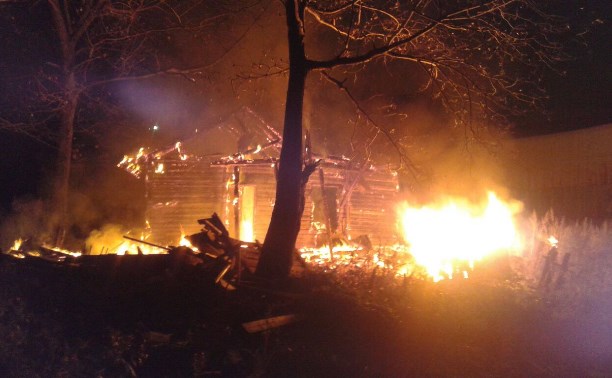 Дом вспыхнул ночью в Южно-Сахалинске