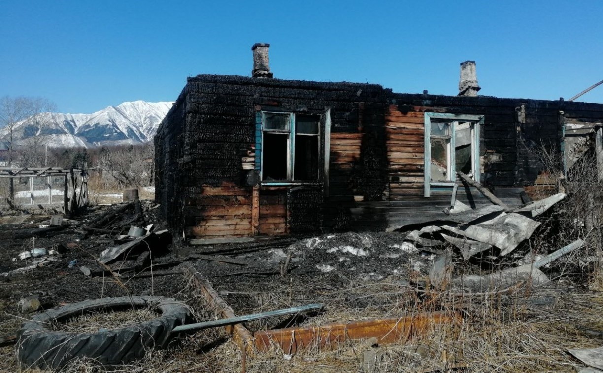 Сахалинцев просят помочь пенсионерам, оставшимся без жилья после пожара