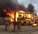 Автобус загорелся в районе здания ГИБДД в Холмске