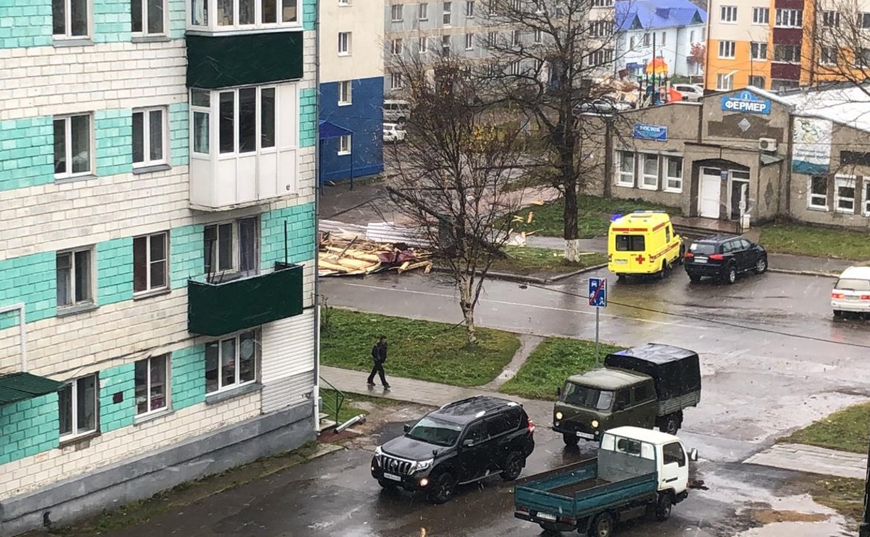 Крыши падают на людей и машины в  Александровске-Сахалинском