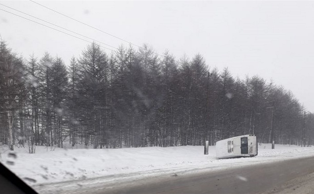 В районе Новоалександровска опрокинулся автобус