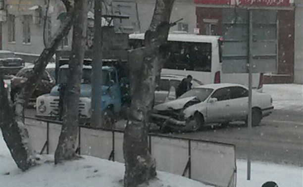Легковушка и грузовик столкнулись в Южно-Сахалинске