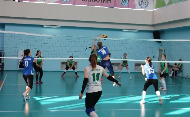 Женский чемпионат области по волейболу выиграла команда СахГУ