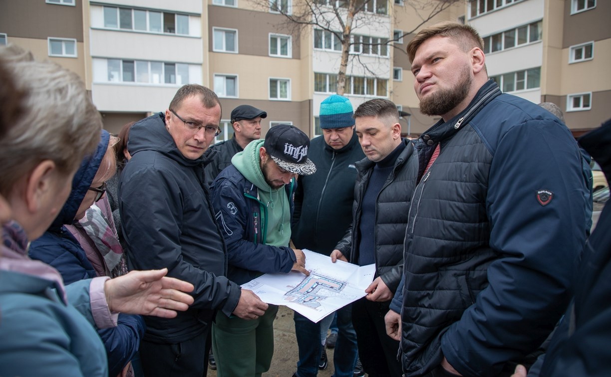 Жителям домов на проспекте Победы в Южно-Сахалинске показали план ремонта их двора