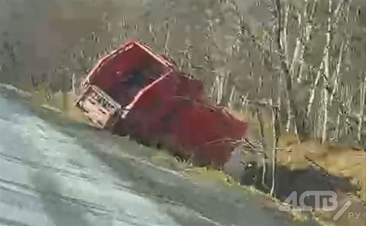 Мусоровоз вылетел с дороги за Весточкой 