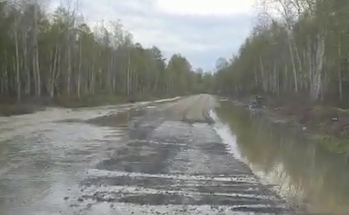 Дорога к сахалинскому селу превращается в реку