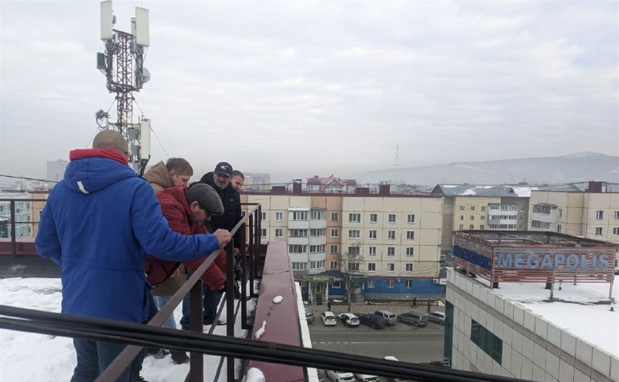 В Южно-Сахалинске капитально отремонтировали протекающую крышу дома на улице Есенина