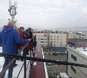 В Южно-Сахалинске капитально отремонтировали протекающую крышу дома на улице Есенина