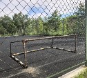 Установлены неизвестными: ГЖИ проверила площадку в Южно-Сахалинске после падения ворот на ребенка