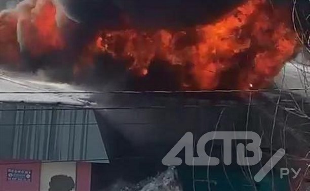 Пожарные разбирают крышу горящей "Галактики" в Луговом