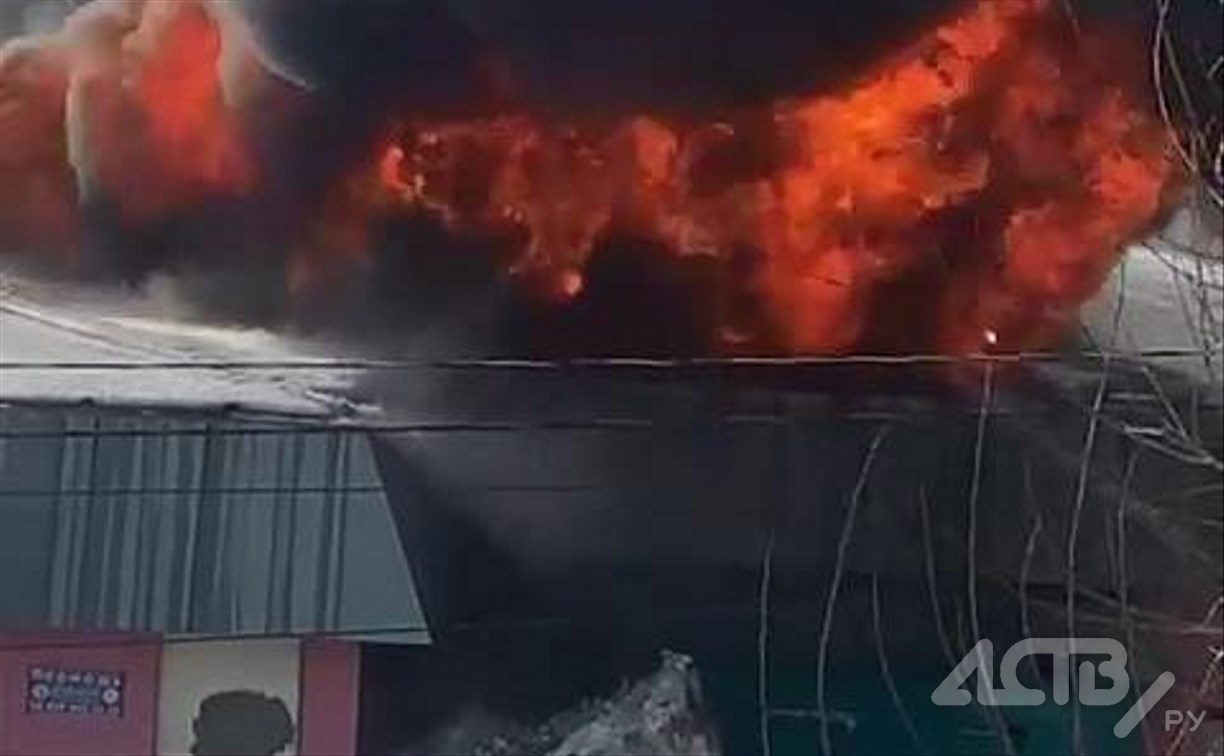Пожарные разбирают крышу горящей "Галактики" в Луговом