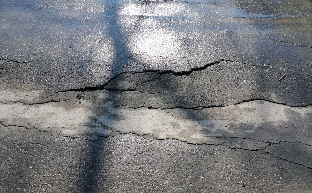 Многометровые провалы и трещины поползли по улице в Южно-Сахалинске