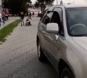 Сахалинка проехала по тротуару и попала на видео