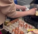 Пережившие мощное землетрясение курильчане не унывают и готовят полевую яичницу