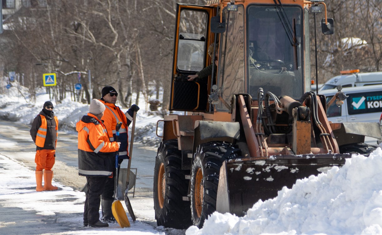 Валерий Лимаренко поручил освободить дворы и дороги от снега в Южно-Сахалинске к 11 марта