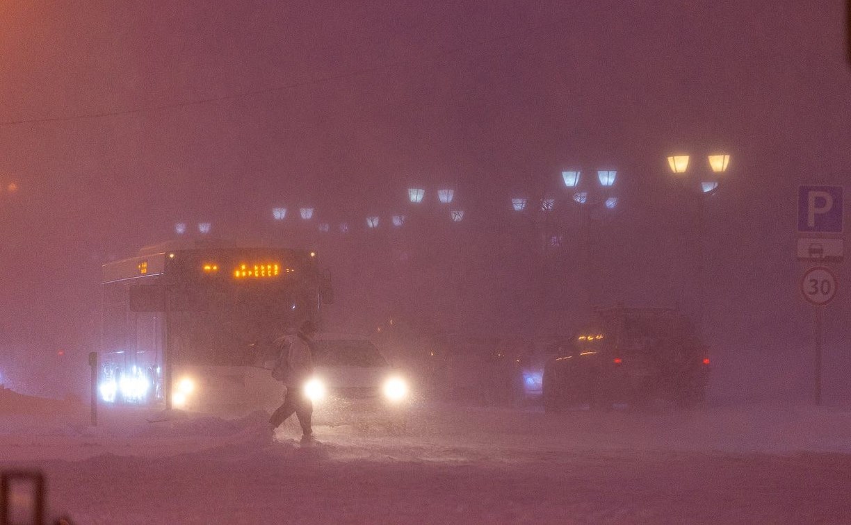 Не работают светофоры, автобусы ходят – обстановка в метель в Южно-Сахалинске