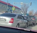 Сразу три автомобиля столкнулись у "зебры" в Южно-Сахалинске 