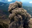 "Это надо видеть": туристы сняли с квадрокоптера эпичное извержение вулкана Эбеко