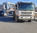 Серый автомобиль столкнулся с бетономешалкой и скрылся с места ДТП в Южно-Сахалинске 
