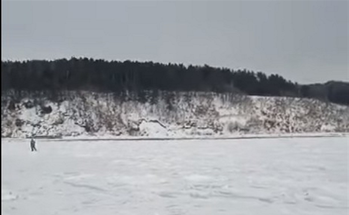 Рыбаки вышли на неустойчивый лед в районе мыса Свободного