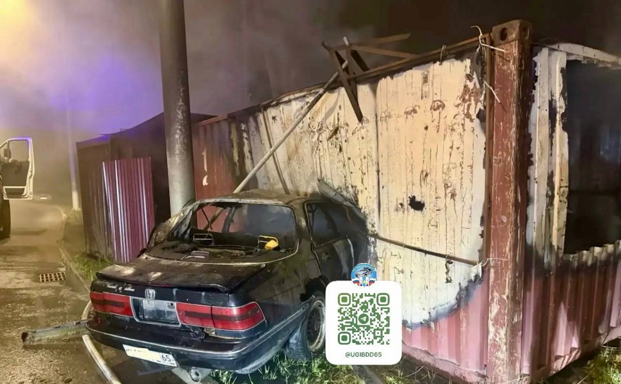Машина загорелась: в Корсакове пьяный бесправник влетел в контейнер